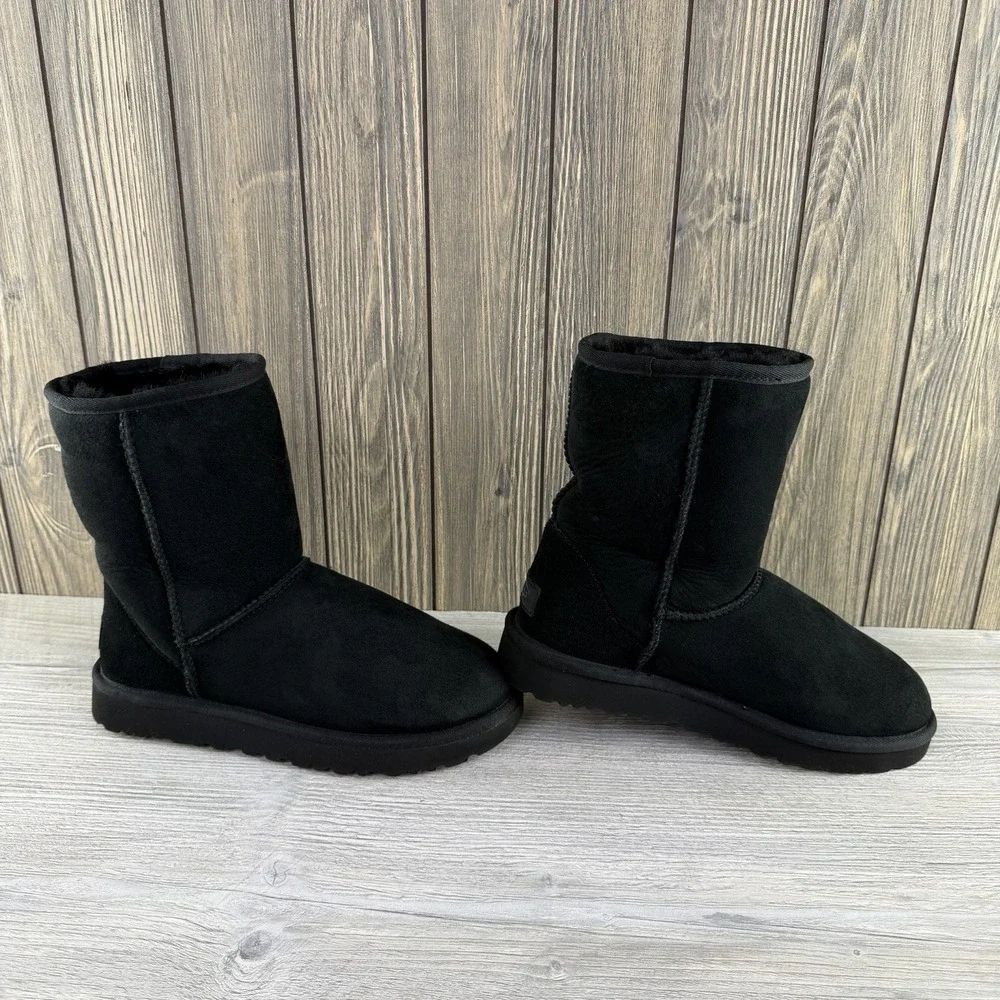UGG Classic Short II Boots Womens 7 Black Suede Sheepskin Lined Winter Pull On